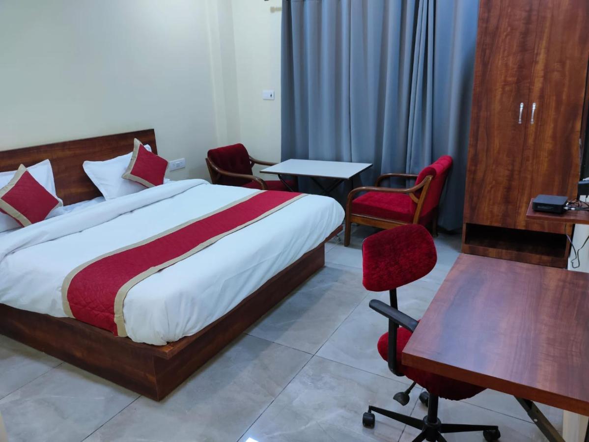 Hotel Manorama Lawn Lucknow Bagian luar foto